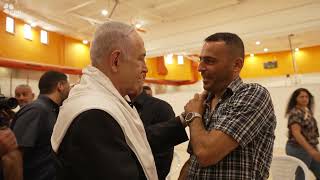 ראש הממשלה בנימין נתניהו במקום האסון במג׳דל שמס (עדכוני משרד ראש הממשלה) - התמונה מוצגת ישירות מתוך אתר האינטרנט יוטיוב. זכויות היוצרים בתמונה שייכות ליוצרה. קישור קרדיט למקור התוכן נמצא בתוך דף הסרטון