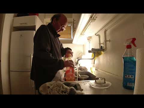 MongoTV_10785 - Gammel Defekt AUTIST ROBOT Vasker OP og Snakker MANISK