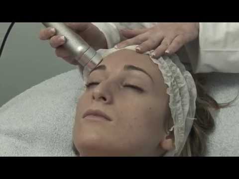 Il cosmetology chi come fa il massaggio facciale Ringiovanimento frazionario di palpebre più basse
