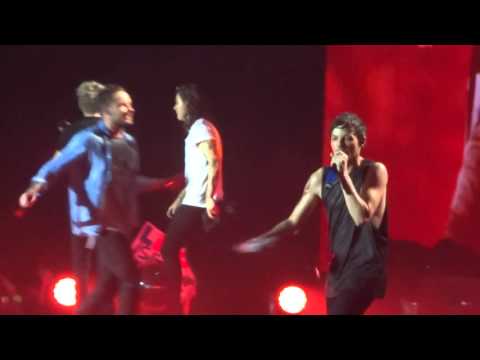 one direction - steal my girl (water fight clip) @birmingham, 12/10/15