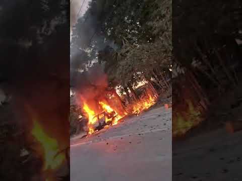 Carro incendiado a la altura de brisas de zaragoza, la libertad.