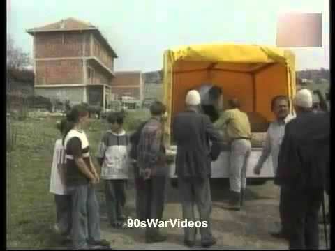 Albanian refugees return home Klina  Sep 5 1998