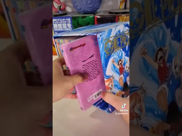 Vídeo relacionado con Carpeta Anillas A4 One Piece - Archivador 4 Anillas de Tapa Dura y Banda Elastica | One Piece Merchandising Regalos para Fans del Manga y Anime | Archivadores Escolares para Niños y Niñas
