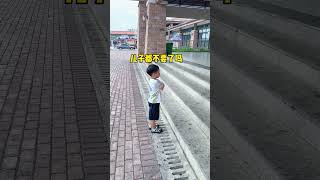小家伙跟爸爸学的有模有样#爸爸带娃#家有萌宝