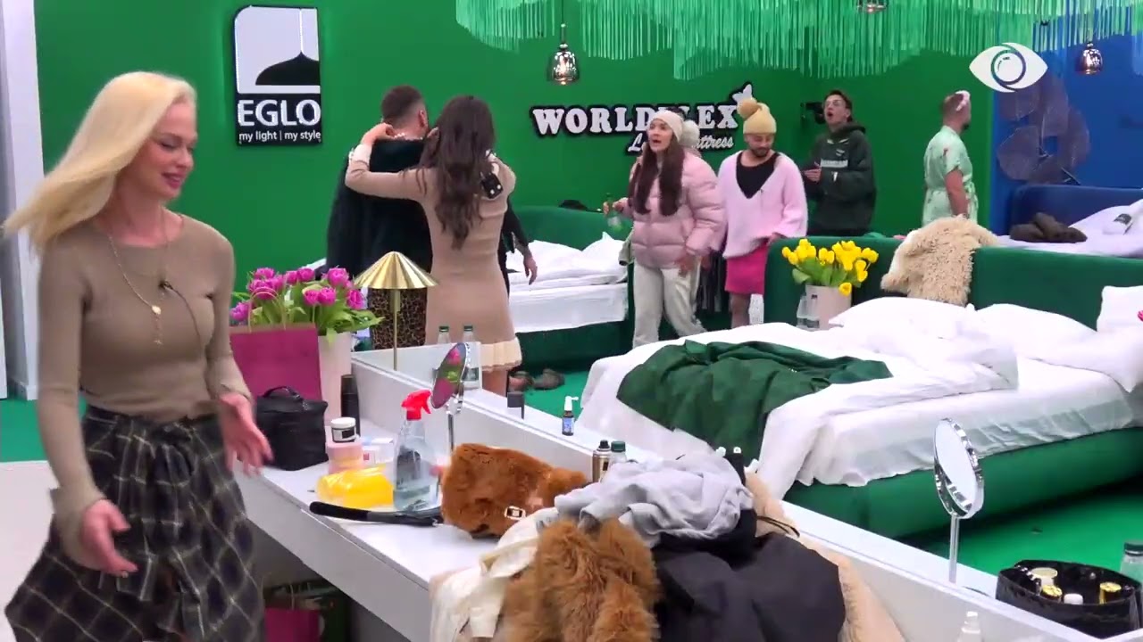 Batuta mes Kellyt dhe Gjestit teksa vishen si vajza