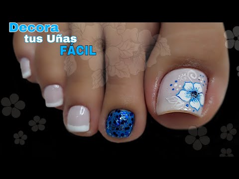 DISEÑO DE UÑAS CON UN TOQUE DE AZUL /UÑAS DE PIE DECORADAS CON FLOR/ MANO ALZADA./Nail Art