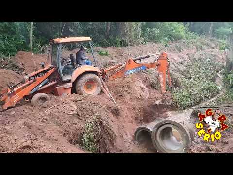 Prefeitura realiza obra na subida do cemitério com tubos no córrego na entrada.