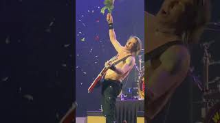 Rick Springfield windmilling roses during Jessie’s Girl May 29, 2025