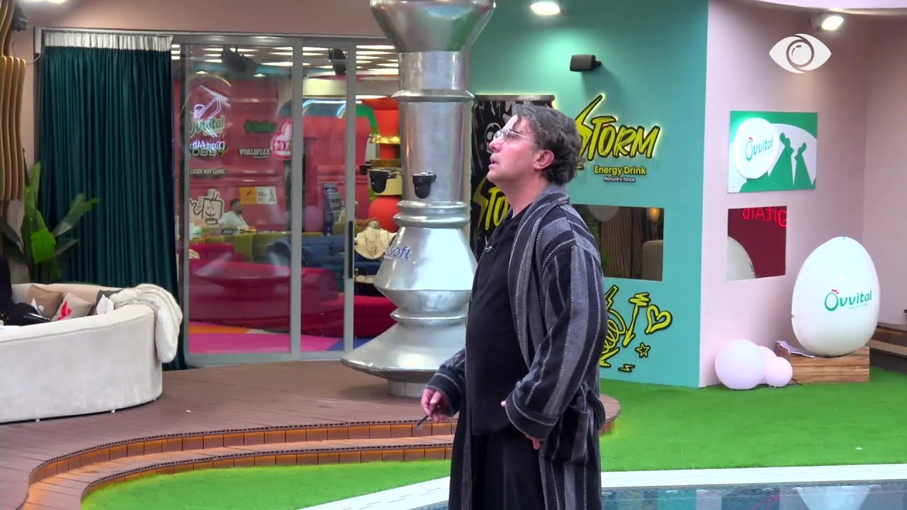 Laerti thotë lutjen teksa qëndron i përlotur në oborr