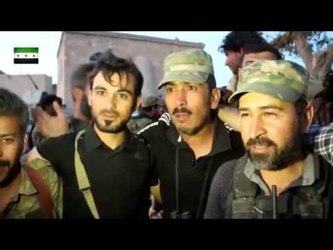 لحظة التقاء مقاتلي الجيش الحر على الطريق الواصب بين جرابلس واعزاز بعد السيطرة على عدة قرى وبلدات في المنطقة