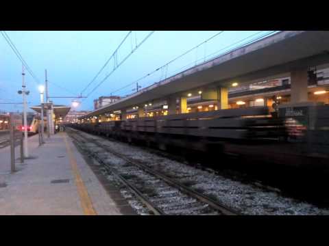 Treno merci carico di barre metalliche in transito a Salerno