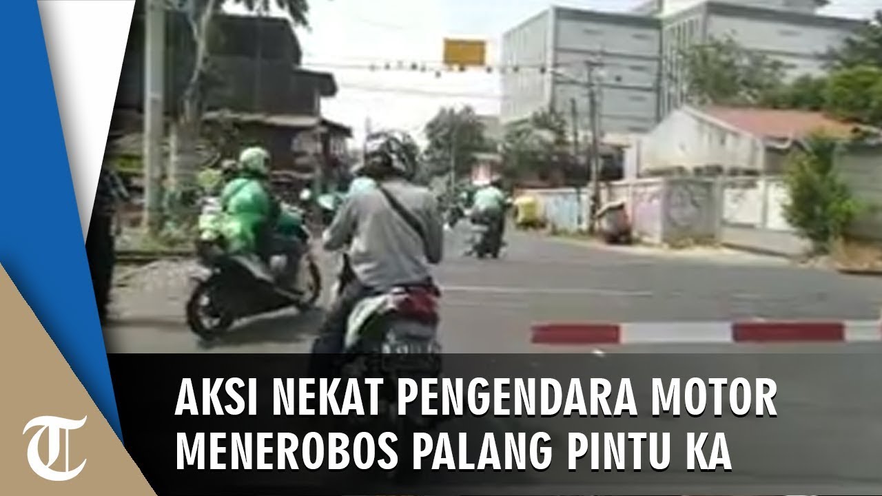 Palang Pintu Rel Kereta Api Sudah Tertutup Pengendara  Palang Pintu Rel Kereta Api Sudah Tertutup Pengendara