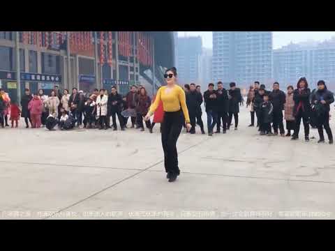 Os dois desafiaram Xiaoqing A quadrilha dos três irmãos é cheia de diversão, a dança do irmão é muito individual