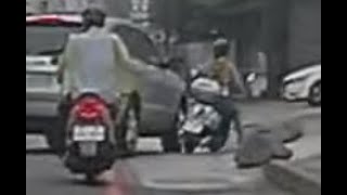 【車禍影片】汽車右轉未打方向燈碰撞直行車（2023.05.25 桃園市桃園區桃鶯路