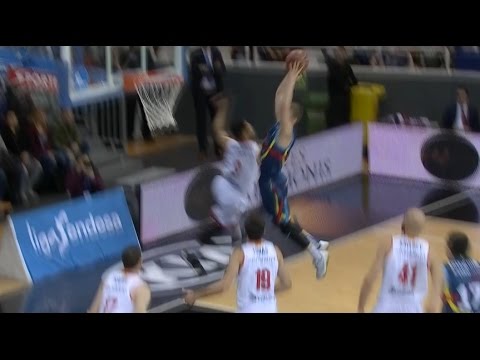 Walker salta de muy lejos para conseguir un impresionante mate