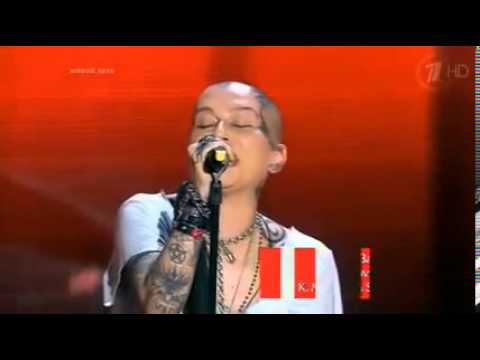 New Yorker - Nargiz Zakirova  "crashes with legs" all around in  Russia