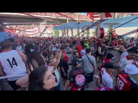 "ENTRA LA BARRABRAVA DE #riverplate  #losborrachosdeltablon EN  #avellaneda CANCHA DE #independiente" Barra: Los Borrachos del Tablón • Club: River Plate • País: Argentina