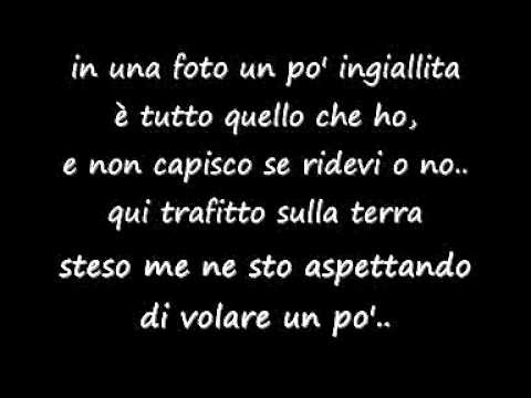 Macchie scure su una faccia al bambino Pigmentazione e lentiggine