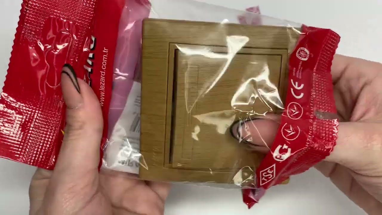 Выключатель MIRA проходной одноклавишный классический дуб 701-5151-105