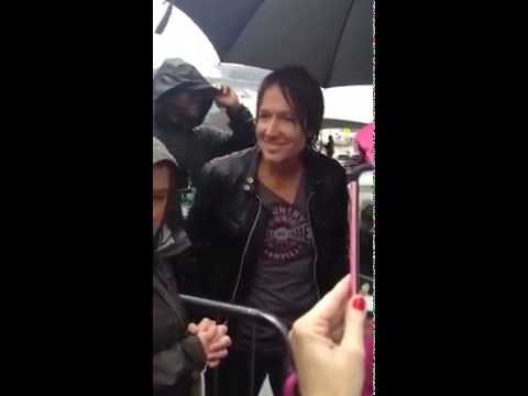 Keith Urban stops in the pouring rain for Australian singer Danni Stefanetti 5th November 2014