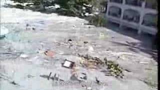 Tsunami-hitting-Koh-Phi-Phi-Island