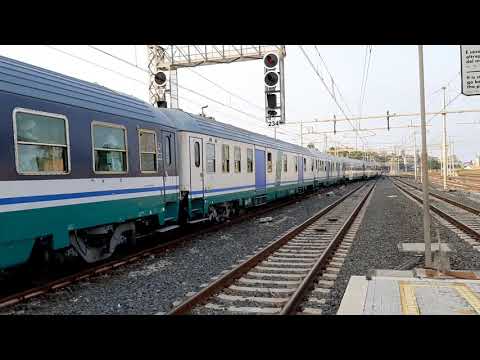 Partenza dalla Stazione di Acireale dell'EXP Siracusa -Ventimiglia-Lourdes con E656.030.