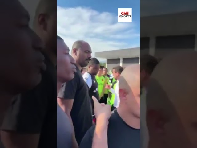Torcida do Vasco xinga jogadores no CT e faz cobrança a Fernando Diniz | CNN ESPORTES