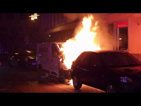 Silvesternacht in Heidenheim: Lieferwagen brennt, Pakete werden gerettet