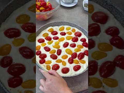 Focaccia con pomodorini e olive con impasto facile da realizzare. Lascerà contenti tutti in famiglia