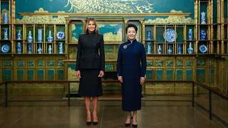 Peng Liyuan y Melania Trump visitan el Museo Nacional Smithsonian de Arte Asiático en Washington