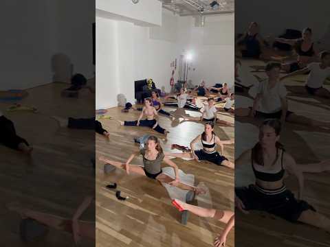 😱Son grand écart est PARFAIT!✨Et Toi t’es quelle Team?✍🏽#team #danceclass #technique #flexibility