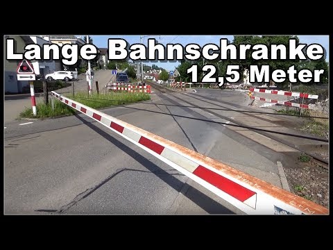 Sehr lange Bahnschranken (12,5m) und ein Helikopter über Wollerau-Wilen, Zürich, Schweiz