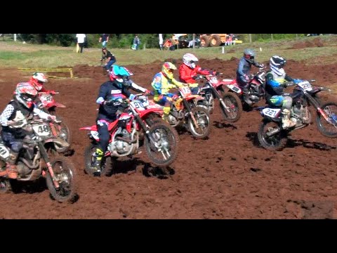 Disputa pela vitória no Campeonato Brasileiro de Velocross corrida da Nacional VX4 em Arroio do Meio