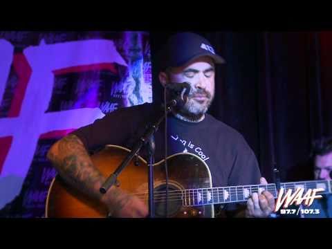 Aaron Lewis performs Vicious Circles (acoustic)