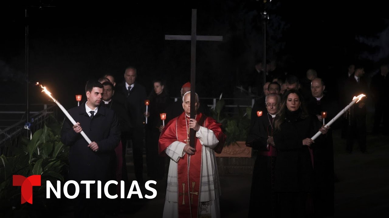 El papa León XIV recupera la tradición de cargar la cruz por las 14 estaciones del viacrucis