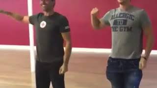 Miren como Chayanne le da clases de baile a su hijo Lorenzo