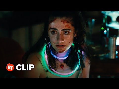 afbeelding Bodies Bodies Bodies Exclusive Movie Clip - Podcast (2022)