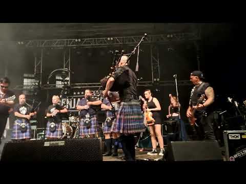Benjaming's Clan společně s Blue Squadron Pipe Band živě 2024 - Amazing Grace