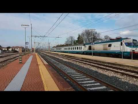 Il saluto della locomotiva E.402 A 028 sull' IC 594/595 Trieste C.LE - Roma Termini