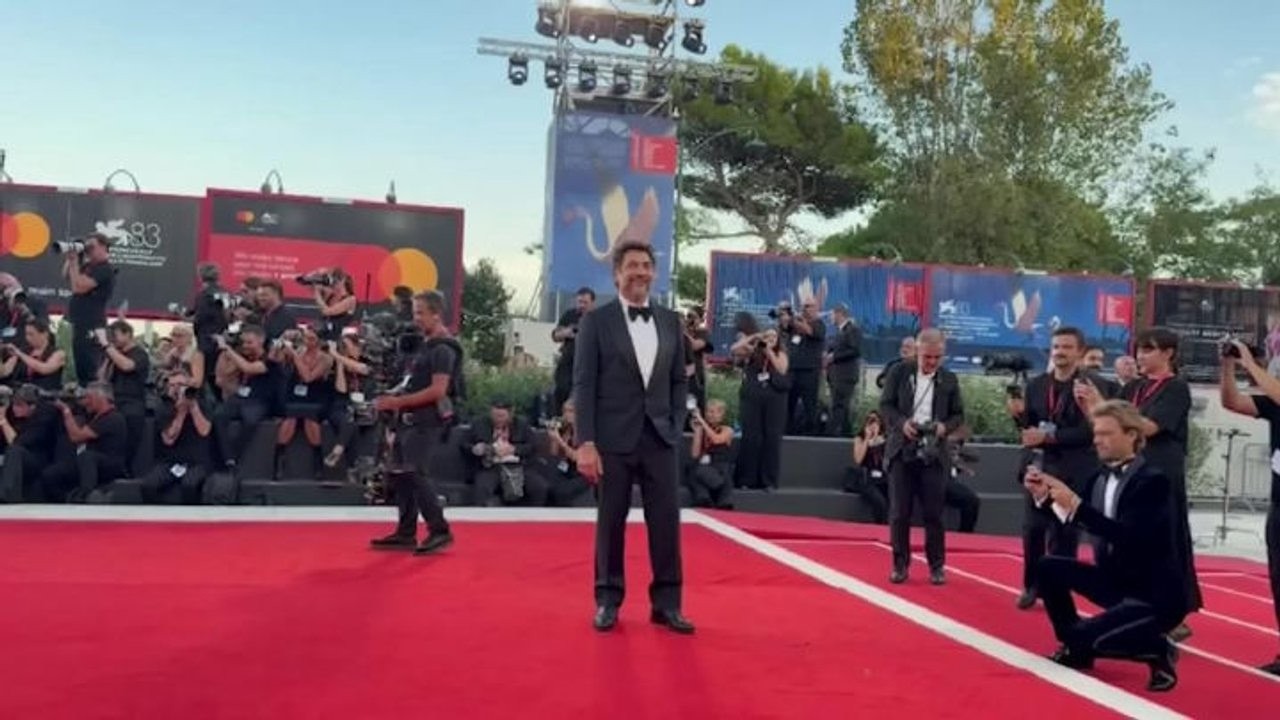 Javier Bardem attore di Bunker e marito di Penelope Cruz arriva sul red carpet di Venezia 83