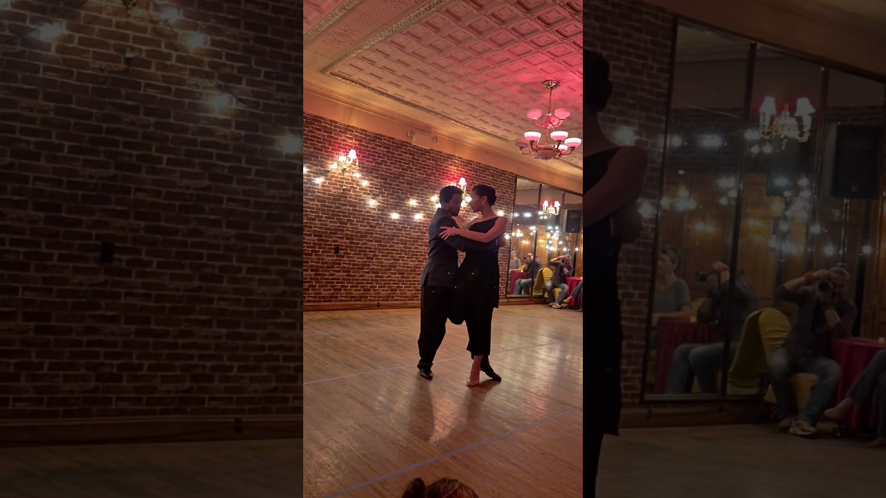 Free tango style to the sweet notes of a Zamba. Silvina Tse y Julio Alvarez