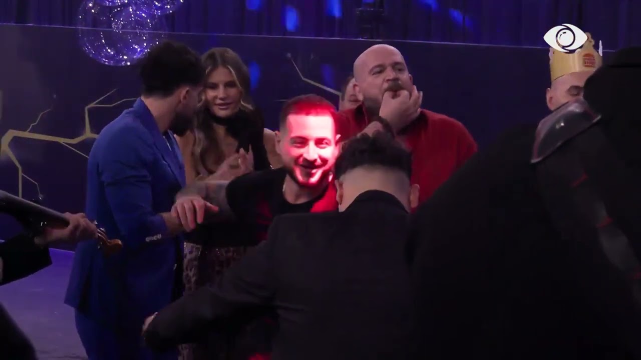 Muzikë dhe hare në shtëpi/ Vijon atmosfera festive, këngë dhe valle mes banorëve