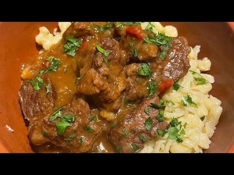 GOULASH CON SPAETZLE