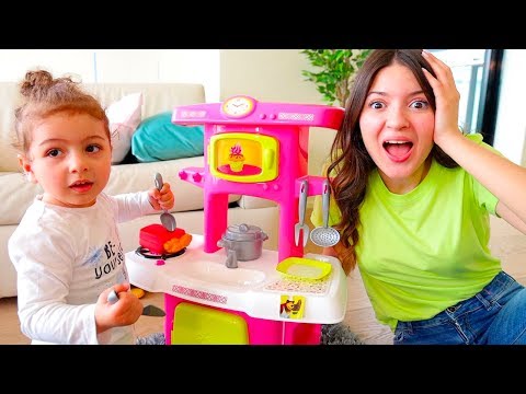 LA CUGINETTA DI SOFÌ VUOLE GIOCARE CON LA CUCINA!!