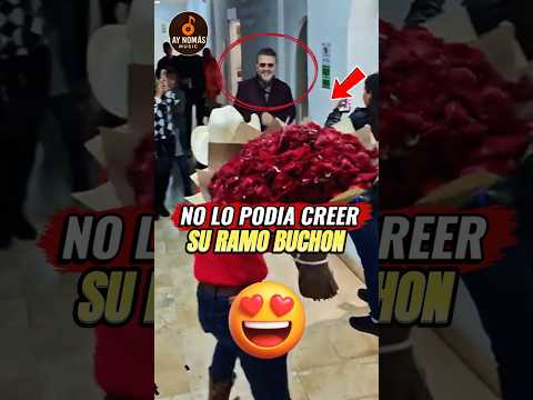 Mijares recibiendo su ramo que le mandó el patrón