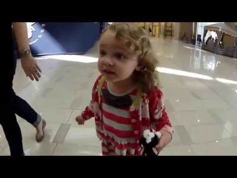 الطفلة الأمريكية المعجزة ! ردة فعل غريبة عند سماعها الآذان في مول دبي !