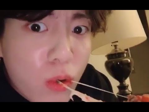 190510 BTS UPDATE : Jungkook giving ARMYs a Mukbang ~ the slurps! he's so CUTE! 🍕