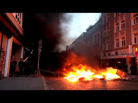 Heroische Antifa im defensiven Kampf gegen gewalttätige Polizei