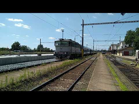 754.030 odjíždí ze stanice Jaroměř