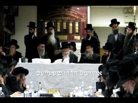Skver Rebbe Shlita saying a Shmees for his Chasidim